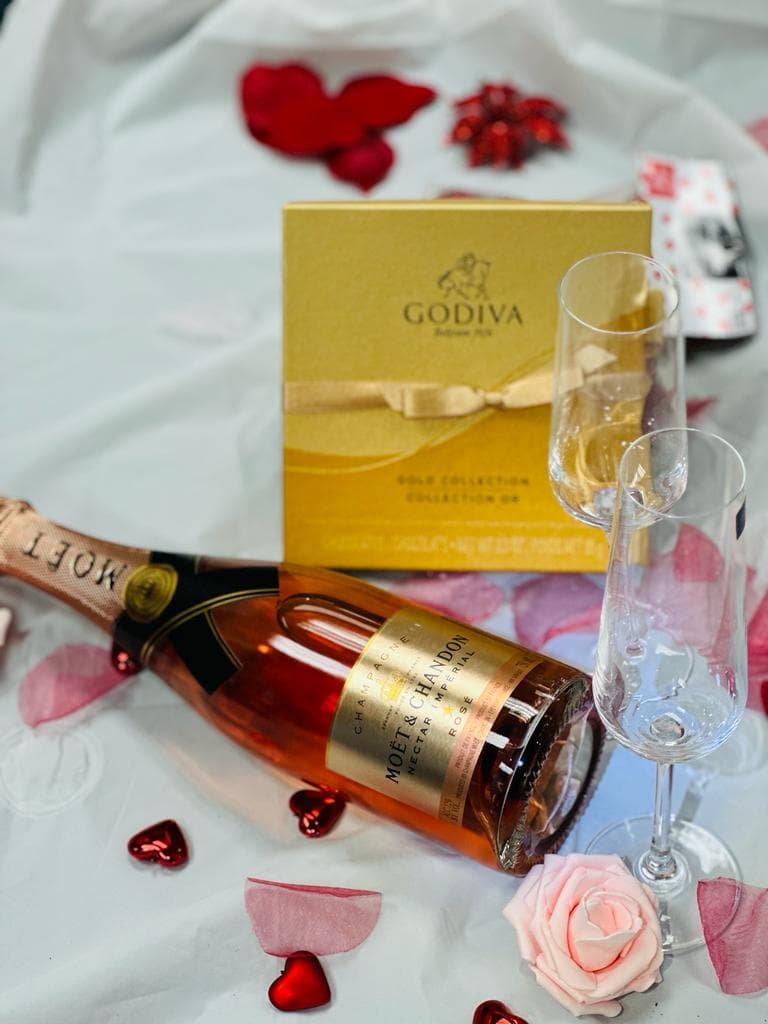 Moët & Chandon Nectar Imperial Rosé, Tiffany Flutes & Godiva Chocolate Gift Set