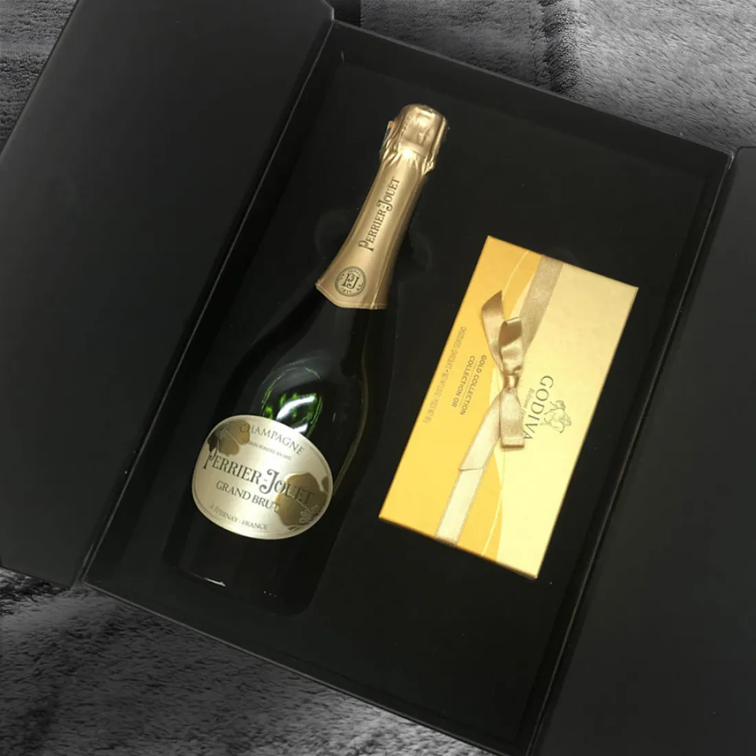 https://www.wineandchampagnegifts.com/perrier-jouet-grand-brut-with-godiva-8-pc/