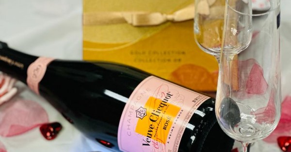 Veuve Clicquot Rose, Godiva Chocolate & Tiffany Flute Gift Set